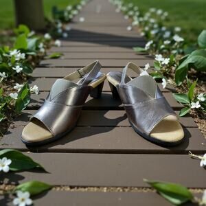 Trotters cushioned women's Pewter Sandals shoes Heels Size 10.5W Mavis New